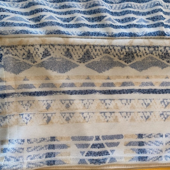 Chico’s, Size 1, blousy sleeved top, beautiful blue Aztec inspired design - Picture 7 of 8